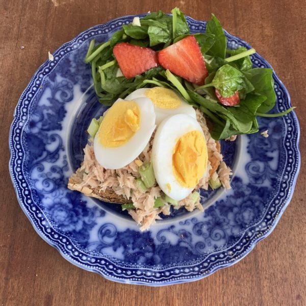 Tuna, horseradish and spring onions on a garlic and spinach salad